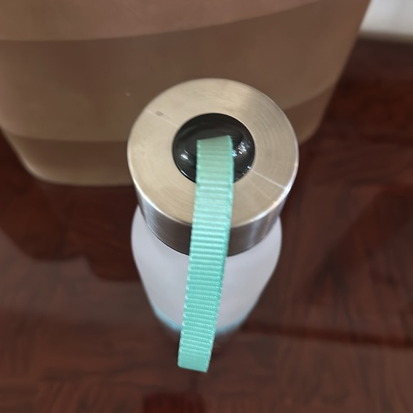 Gaiam *NWOT* 22 Ounce Fruit Infuser Water Bottle, BPA Free Non-Toxic, Blue Strap - Picture 13 of 13